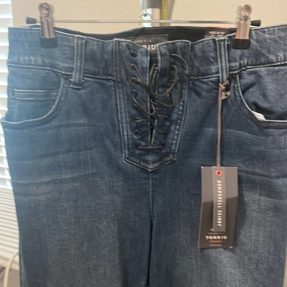 NWT Torrid Bombshell Skinny - Picture 3 of 9